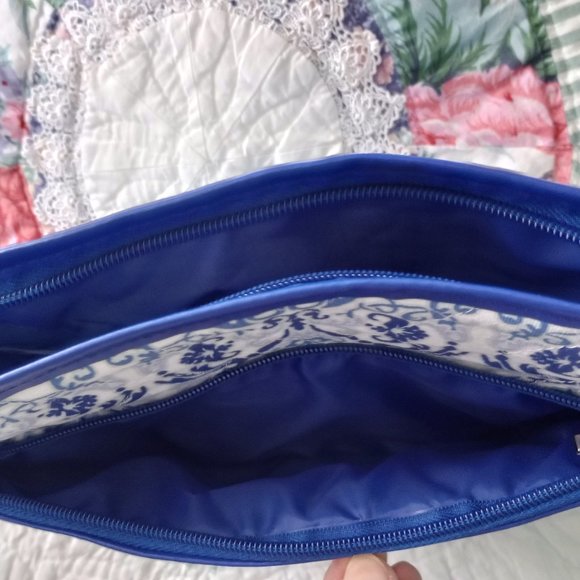 Large Cosmetic or Travel (Blue & White Bag) - Never Used - Picture 5 of 8